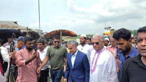 এক ঘণ্টা অবরুদ্ধ ছিলেন সেতুমন্ত্রী