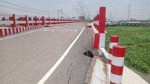 উদ্বোধনের এক মাসেই ধসে গেল ব্রিজ-সংলগ্ন সড়ক