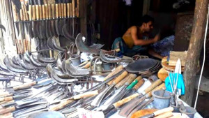 টুংটাং শব্দে মুখর গাজীপুরের কামারপল্লী