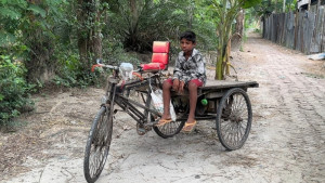 ১০ বছর বয়সেই সংসারের হাল ধরেছে ছোট্ট আরমান