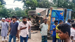 ট্রেনের ধাক্কায় ট্রাকচালক নিহত