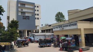 চিকিৎসা নিতে গিয়ে অপদস্ত, ডিউটি রুমে ঘুমাচ্ছিলেন চিকিৎসক