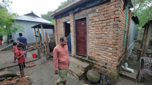 রাস্তার ইট দিয়ে ইউপি সদস্যের বাড়িতে গোসলখানা নির্মার্ণের অভিযোগ