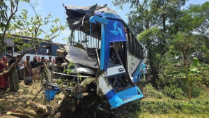দুই বাসের মুখোমুখি সংঘর্ষে নিহত ৪