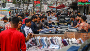 ‘চাঁদাবাজমুক্ত সমাজ গড়তে আইডি কার্ড পাচ্ছেন হকাররা’