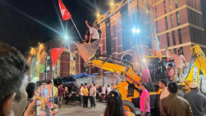 কলকাতার নিউমার্কেটে ‘মাংসের দোকান গুঁড়িয়ে দিতে’ বুলডোজার, গ্রেপ্তার ৪