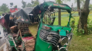 বাস-অটোরিকশার মুখোমুখি সংঘর্ষে নিহত ২