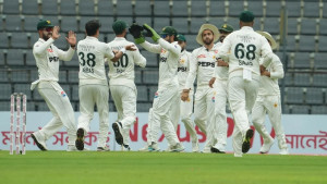 ২৫৭ রানে পিছিয়ে থেকে দিন শেষ করল পাকিস্তান