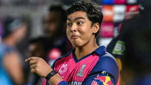 আইপিএলে খেলায় ‘শিশুশ্রম’ বিতর্কে বৈভব