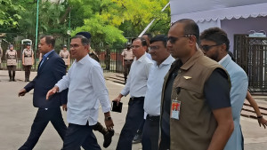 প্রোটোকলের বেড়াজাল ভেঙে জনতার কাতারে প্রধানমন্ত্রী
