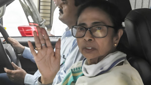 গণনাকেন্দ্র ছেড়ে বেরিয়ে গেলেন মমতা, উঠল ‘চোর-চোর’ স্লোগান