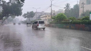 রাজধানীতে ৩ ঘণ্টায় ২৩ মিলিমিটার বৃষ্টি: কমল তাপমাত্রা, সৃষ্টি জলাবদ্ধতার