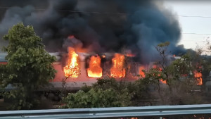ভারতে ট্রেনে ভয়াবহ আগুন, অল্পের জন্য রক্ষা পেল ৬৮ যাত্রী