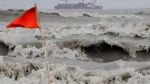 দেশের আট এলাকার নদীবন্দরে ১ নম্বর সতর্ক সংকেত