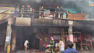 বিজয় সরণির কলমিলতা কাঁচাবাজারের আগুন নিয়ন্ত্রণে