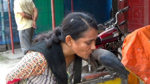 ছেড়ে যায়নি কাকটি, থেকে গেল রুনুর কাছে