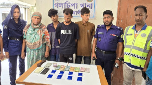 ঘরে বসে মাদক বিক্রির টাকা গুনছিলেন, হঠাৎ ঢুকে পড়ল পুলিশ