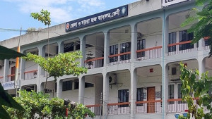 আদালতে বিচারকের সামনে নারী বিচারপ্রার্থীর বিষপান