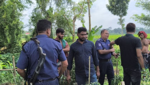 টেপ প্যাঁচানো বস্তু হাতে নিতেই বিস্ফোরণ, শিশুর কবজি বিচ্ছিন্ন