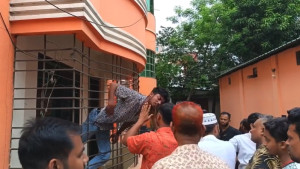 চুরি করতে গিয়ে জানালার গ্রিলে আটকে গেল চোর, অতঃপর যা হলো...