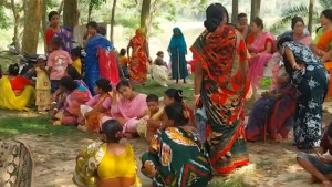 পাপমোচনের আশায় বারুণী গঙ্গাস্নানে হাজারও পুণ্যার্থীর ঢল