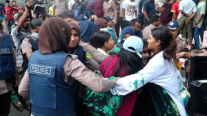 জুলাই অভ্যুত্থানের গ্রাফিতি আঁকা নিয়ে শিক্ষার্থীদের সঙ্গে পুলিশের ধস্তাধস্তি