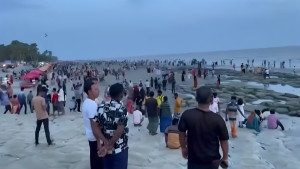 ঈদের দ্বিতীয় দিন কুয়াকাটায় বাড়ছে পর্যটক