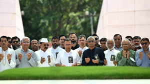 জিয়াউর রহমানের কবরে প্রধানমন্ত্রীর শ্রদ্ধা