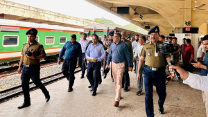 ঈদে ট্রেনের ছাদে ভ্রমণ ঠেকাতে বাড়তি নজরদারি