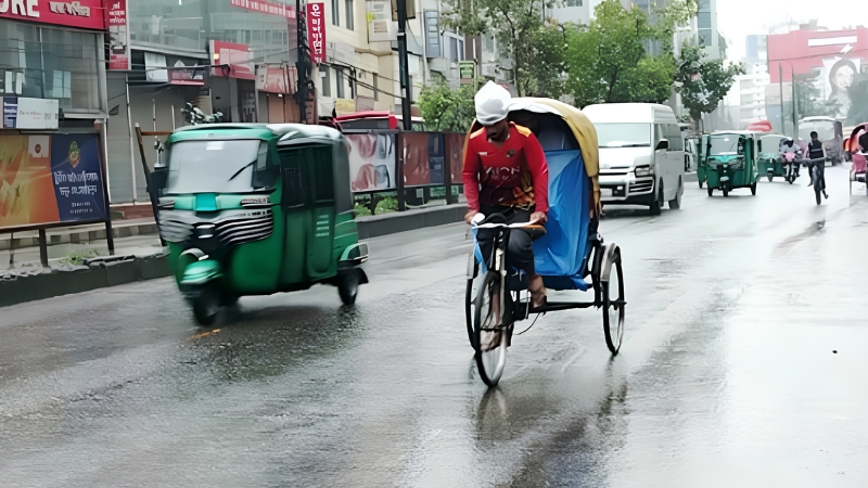 সকালে ঢাকায় ঝুম বৃষ্টি, বিপাকে অফিসগামী মানুষেরা