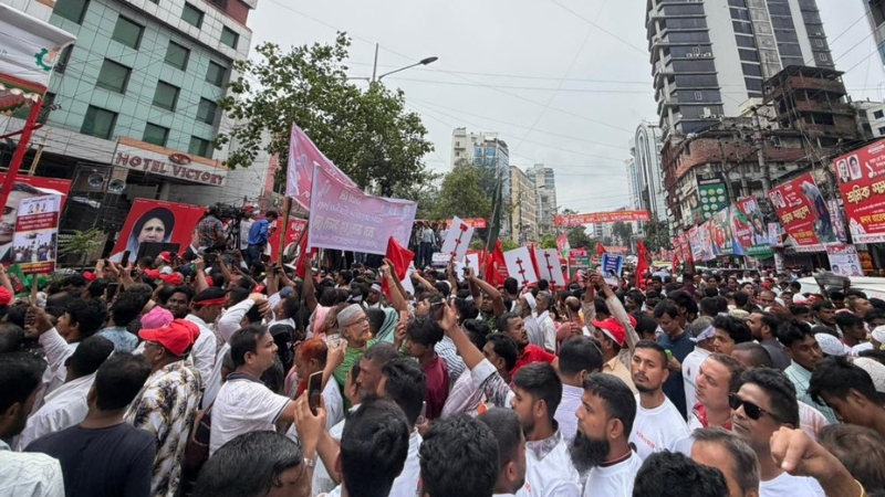 স্লোগানে মুখরিত নয়াপল্টন